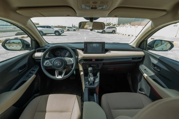  White Toyota Yaris Photo 4