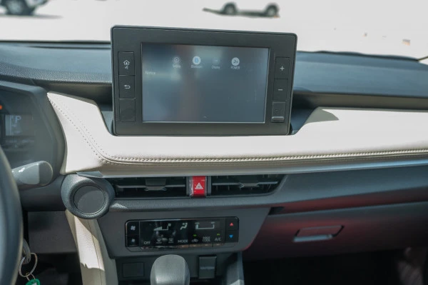  White Toyota Yaris Photo 8