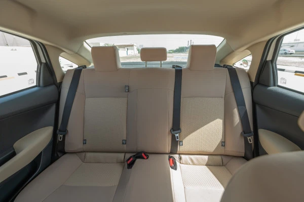  White Toyota Yaris Photo 10