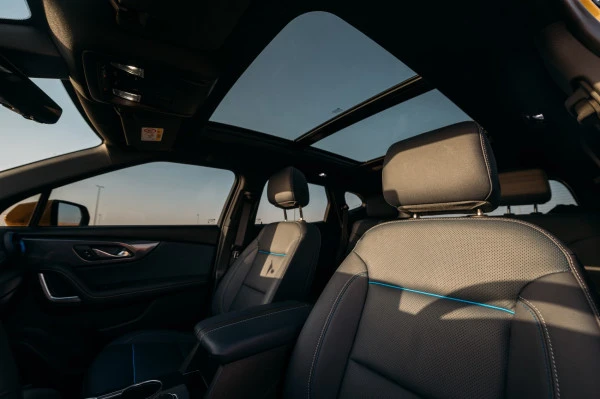  Yellow Chevrolet Blazer RS AWD Photo 4