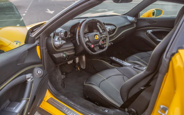  Желтый Ferrari F8 Tributo Spyder Photo 4