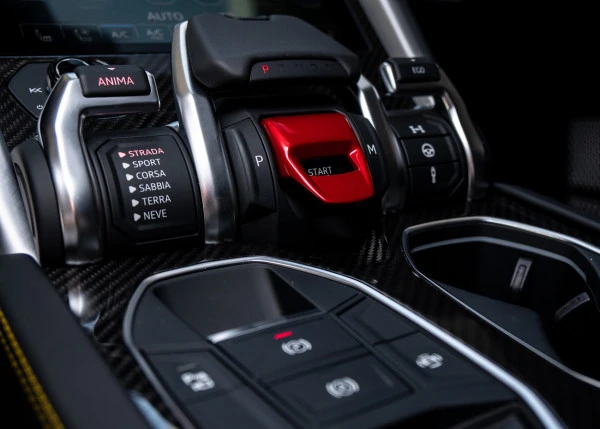  Yellow Lamborghini Urus Photo 4